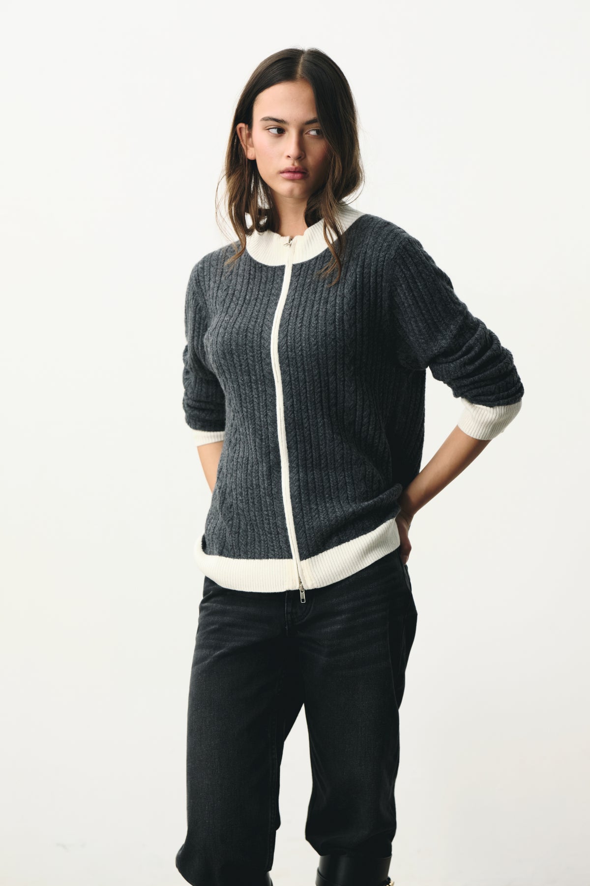 The Heritage Cable Cardigan Grey+White